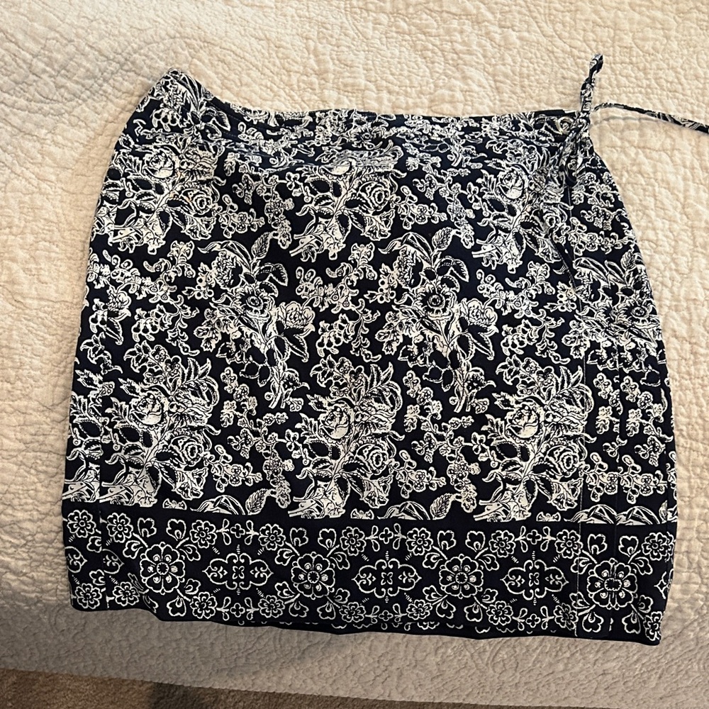 Ann Taylor navy and White Floral Mini Skirt